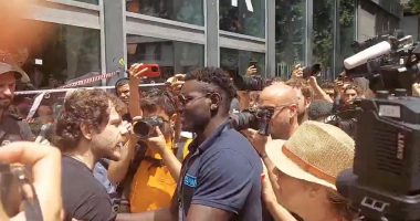 Hotel worker fights back against crowd of anti-tourism protesters
