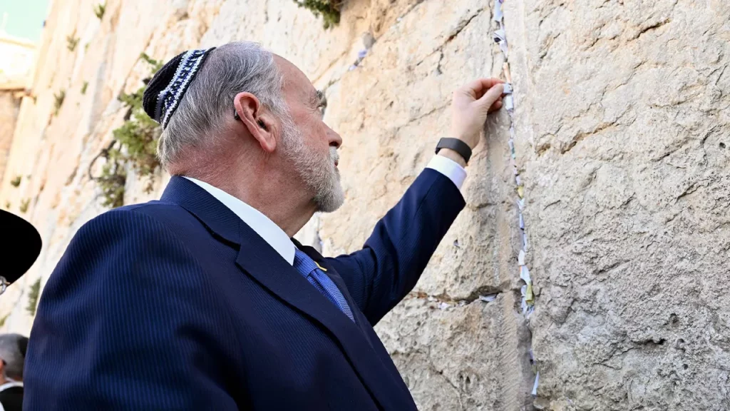 Huckabee condemns efforts to erase Jewish history to the Holy Land as ‘absurd’