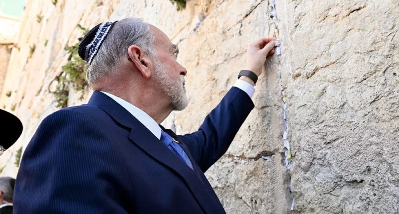 Huckabee condemns efforts to erase Jewish history to the Holy Land as ‘absurd’
