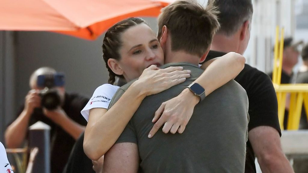 Jennifer Garner kisses boyfriend John Miller