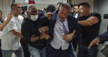 NYC's comptroller dramatically arrested by ICE outside court