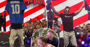 Tom Brady 'spits' on Jets jersey, rips up Eli Manning one in Fantatics Fest WWE moment
