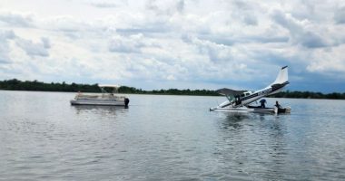 Airplane crash-lands in Wisconsin lake, pilot rescued by witness