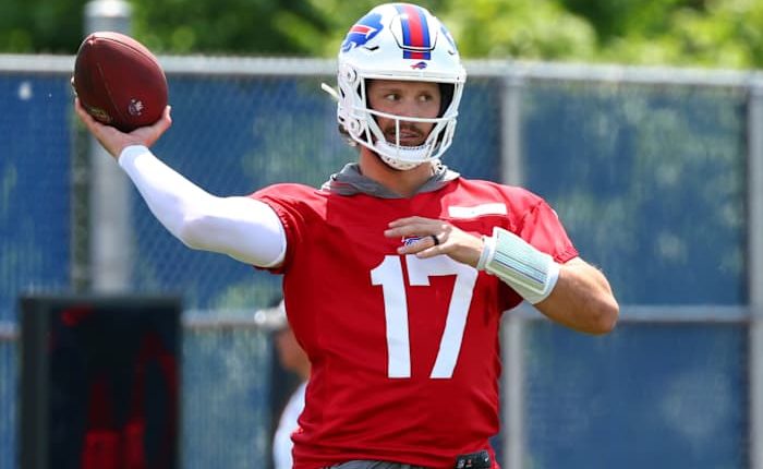 Bills quarterback Josh Allen shows off new ring following marriage to actor Hailee Steinfeld