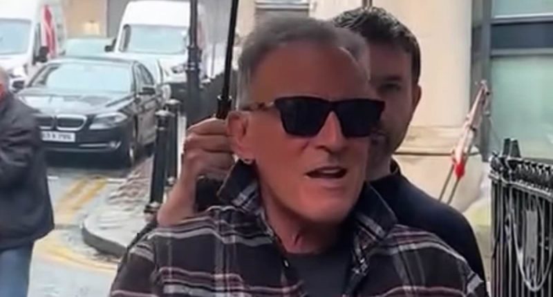 Bruce Springsteen refuses to sign autographs for waiting fans