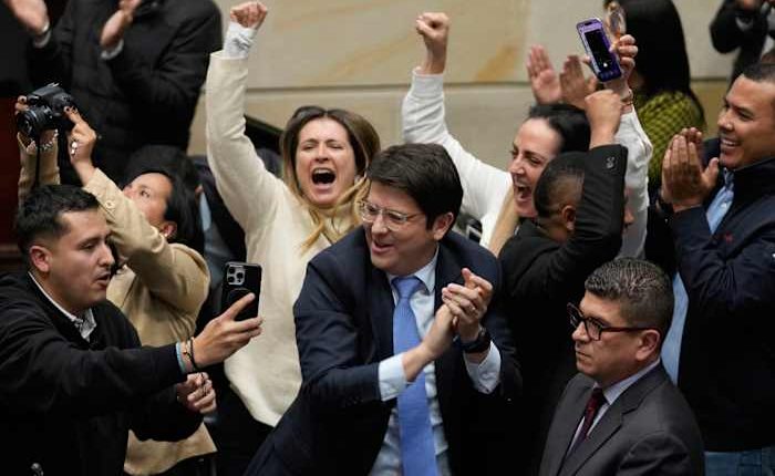 Colombian senator and would-be presidential candidate is shot and wounded at Bogota campaign rally