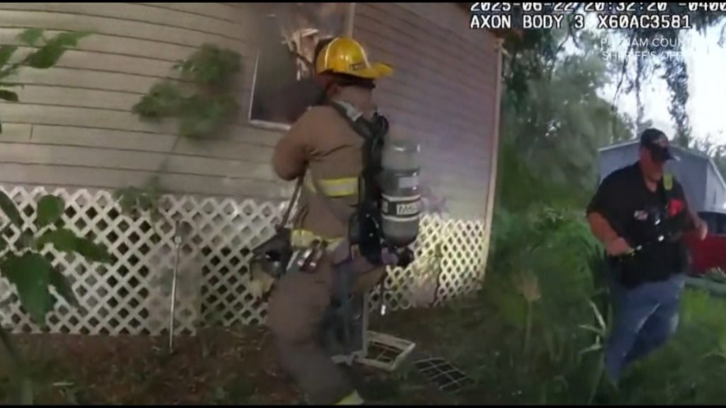 Firefighters rescue people from possible arson in Putnam County