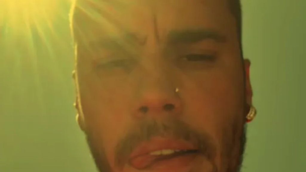 Justin Bieber sparks concern with series of worrying selfies as he refers to drugs in shock post