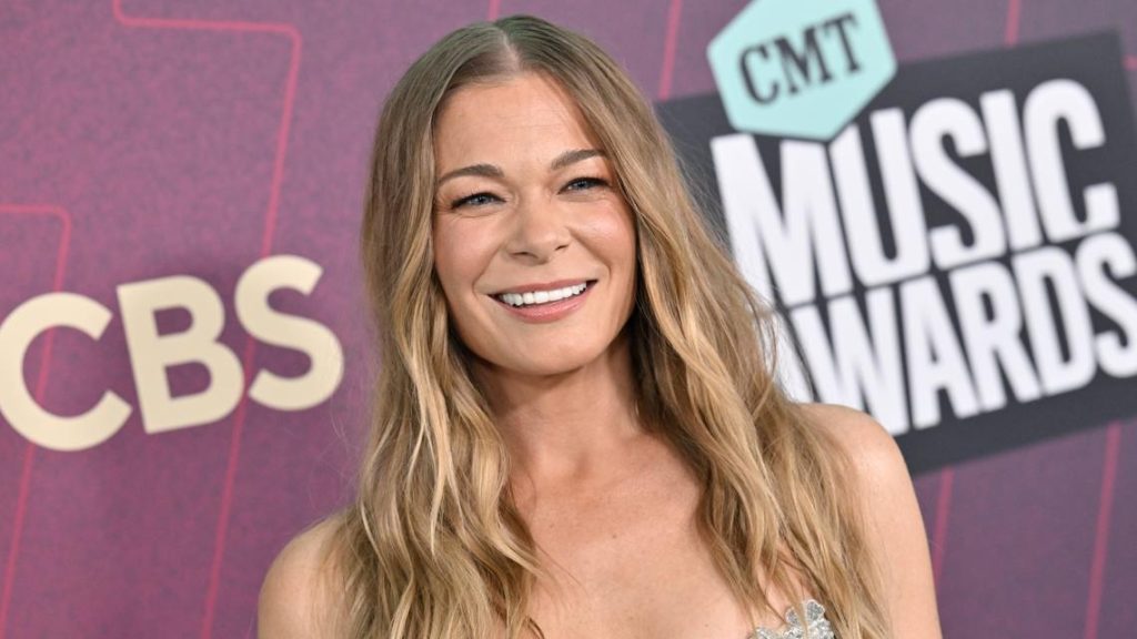 LeAnn Rimes' teeth fell out during concert in Washington