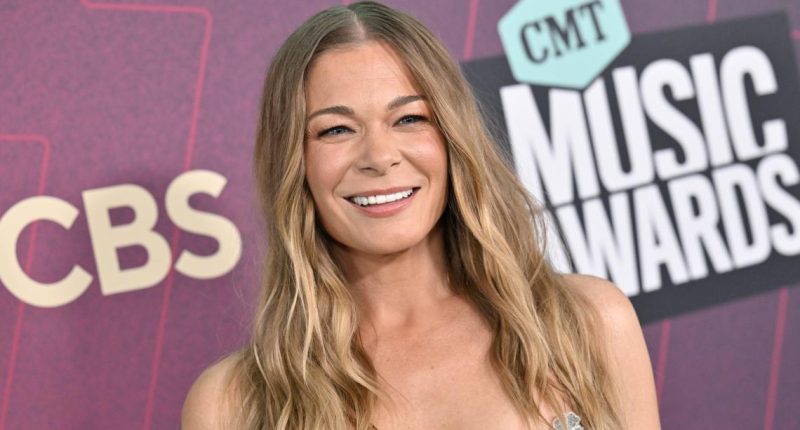 LeAnn Rimes' teeth fell out during concert in Washington