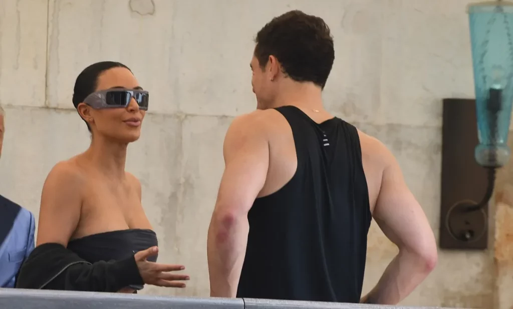 Newly Single Orlando Bloom Is Ready to Mingle as He Greets Kim Kardashian With Kiss Ahead of Jeff Bezos' Wedding