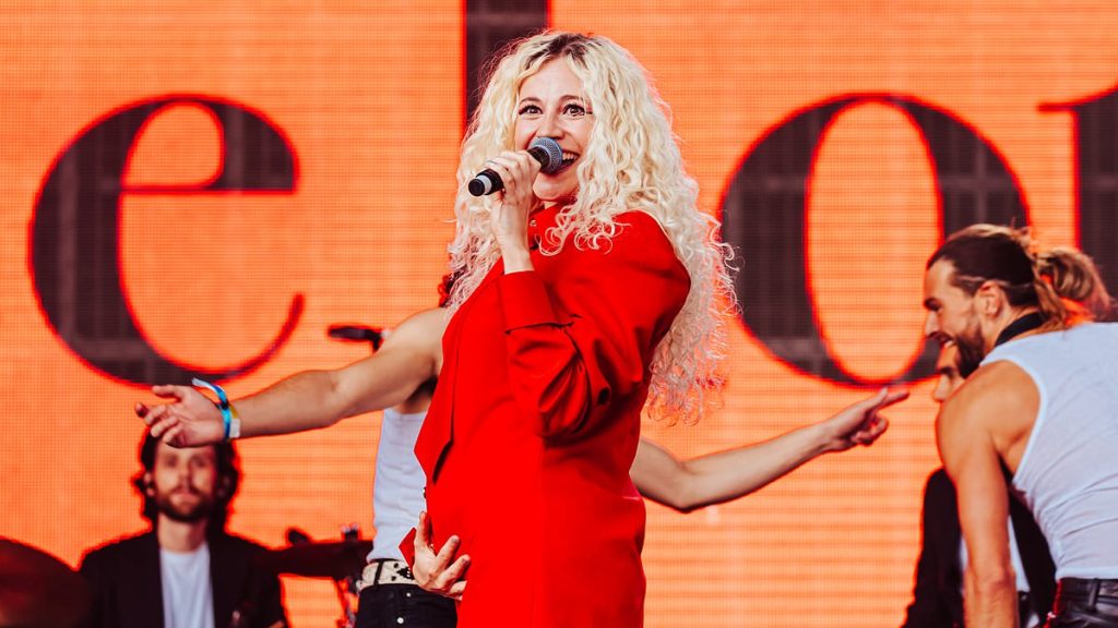 Pixie Lott reveals she is pregnant onstage at Mighty Hoopla