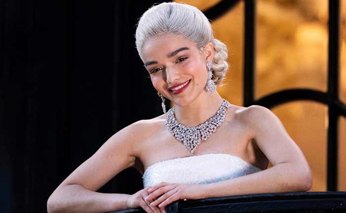 Rachel Zegler serenades the crowd for free in a new London production of 'Evita'