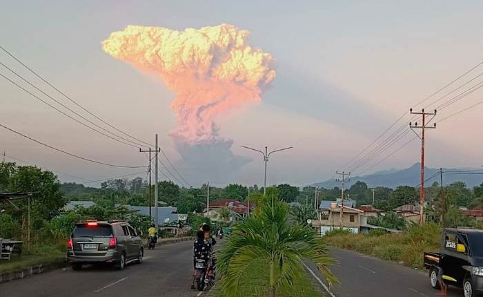 Volcanic eruption in Indonesia forces evacuations and flight cancelations