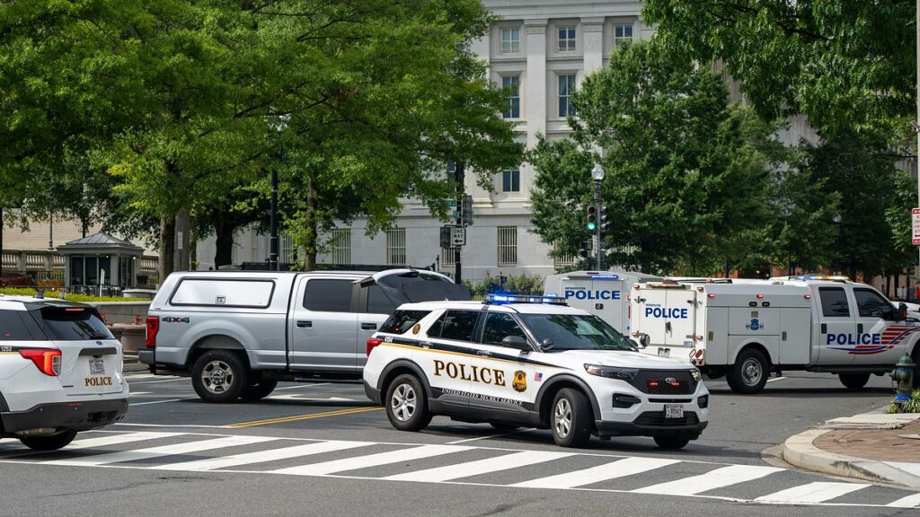 Bomb squad deployed after package discovered near White House