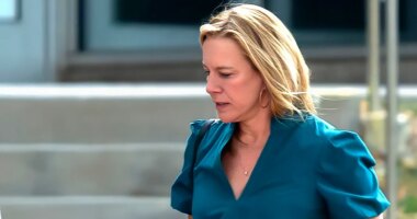 Colorado dentist's lover reveals staggering '4,000 texts in 18 days' during murder trial testimony