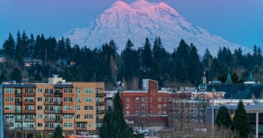 Hundreds of earthquakes rattle catastrophic volcano sparking new fears