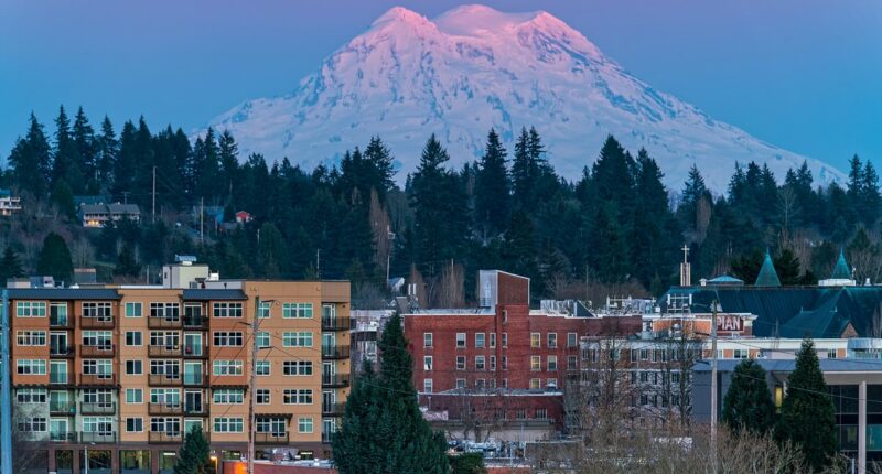 Hundreds of earthquakes rattle catastrophic volcano sparking new fears