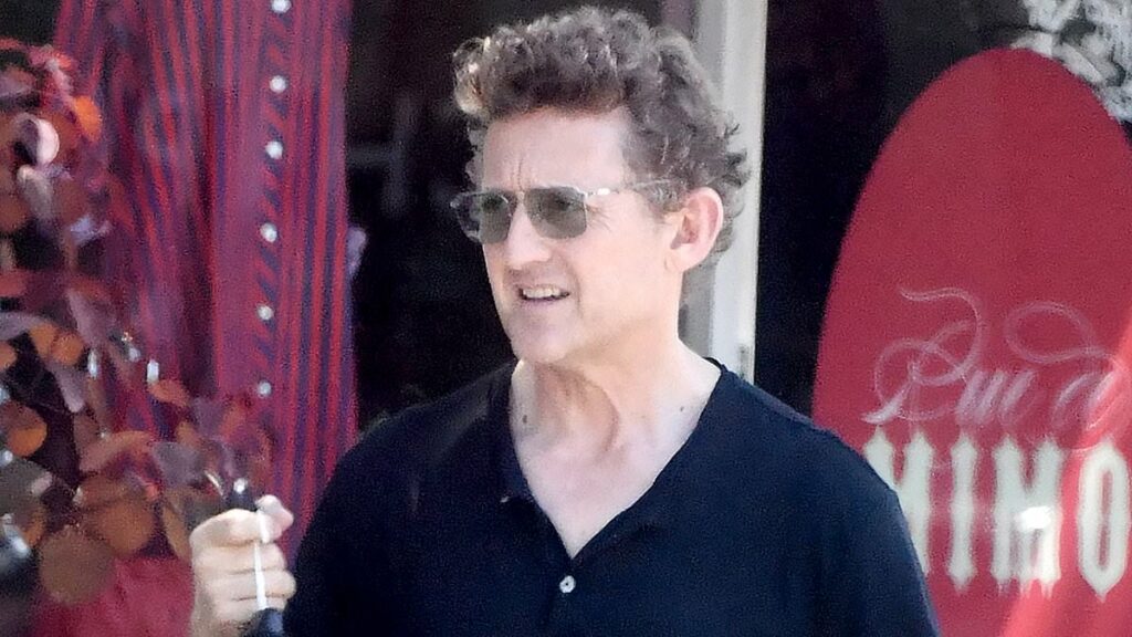 Iconic 80s star who just turned 60 is unrecognizable on rare outing