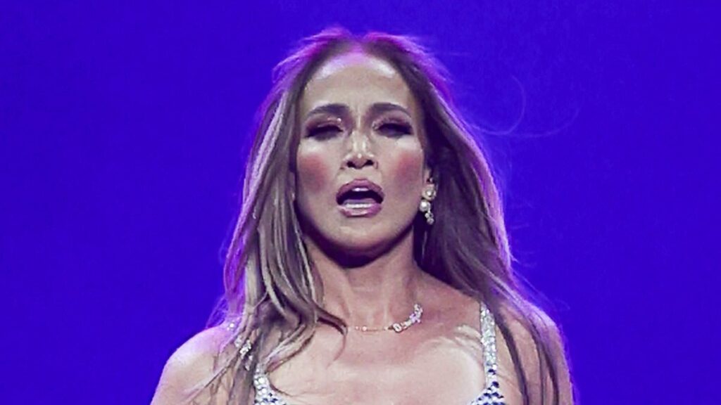 Jennifer Lopez makes X-rated sex confession on stage at concert