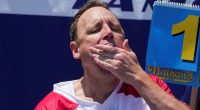 Joey Chestnut makes triumphant return to July 4 Hot Dog Eating Contest