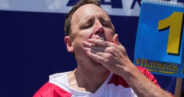 Joey Chestnut makes triumphant return to July 4 Hot Dog Eating Contest