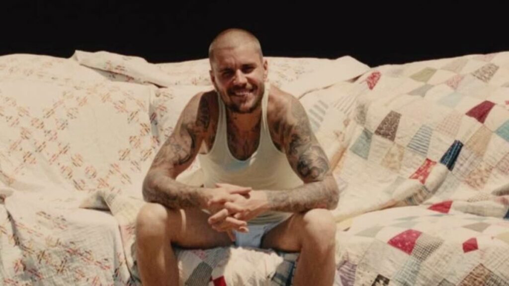 Justin Bieber gasps at Hailey's racy photo amid marriage fears