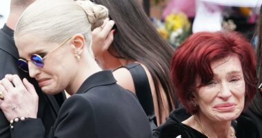 Kelly Osbourne makes touching tribute at Ozzys funeral procession