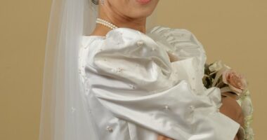 Which month's the least expensive to get married in?