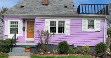 Woman bursts into tears over neighbor's letter