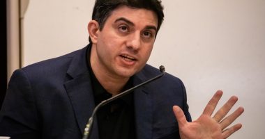 Hossein Nayeri speaks into a mic.