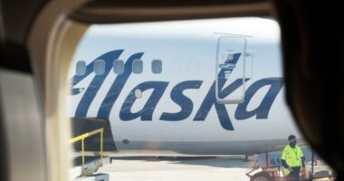 Alaska Airlines grounds planes amid computer network outage