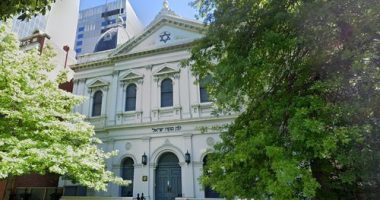 T﻿wo alleged attacks on Melbourne's Jewish community have unfolded overnight, with one targeting a synagogue.An unknown man entered the grounds of the synagogue on Albert Street in East Melbourne at 8pm yesterday.