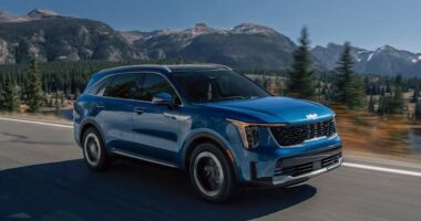 Edmunds three-row hybrid SUV test: Kia Sorento vs Toyota Highlander