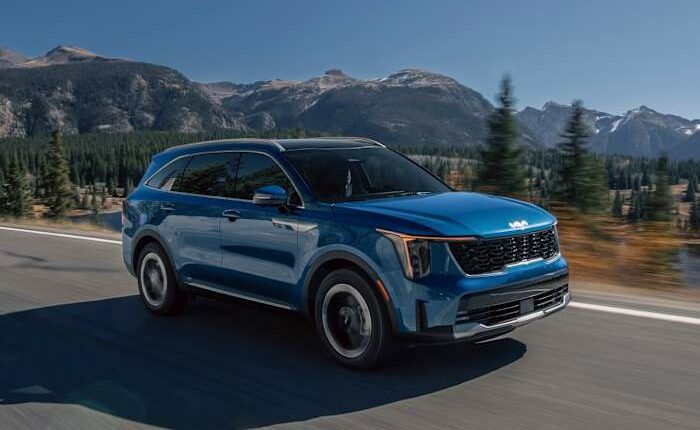Edmunds three-row hybrid SUV test: Kia Sorento vs Toyota Highlander