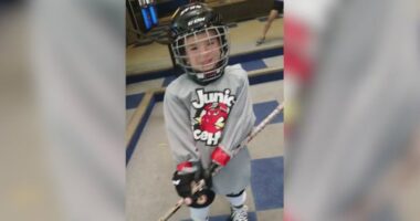 Illinois tween with one arm plays hockey with determination: 'It's really fun'
