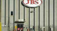 Iowa meatpacking plant revokes visas for 200 workers