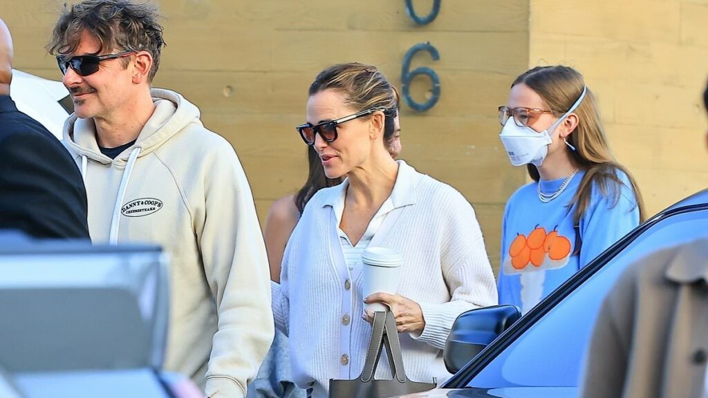 Jennifer Garner and Bradley Cooper enjoy a mini Alias reunion