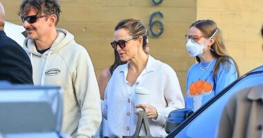 Jennifer Garner and Bradley Cooper enjoy a mini Alias reunion