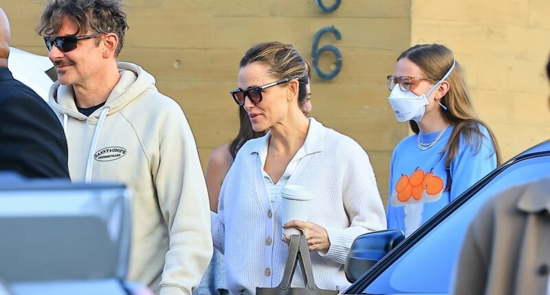 Jennifer Garner and Bradley Cooper enjoy a mini Alias reunion