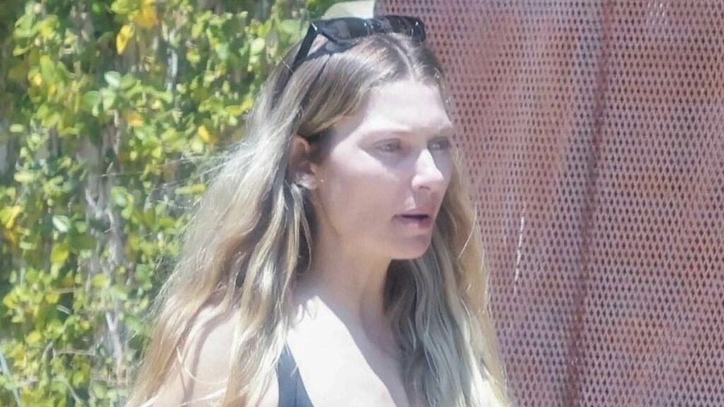 Jess Hart packs belongings into storage unit after split from fiancé