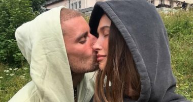 Justin Bieber kisses wife Hailey in Switzerland