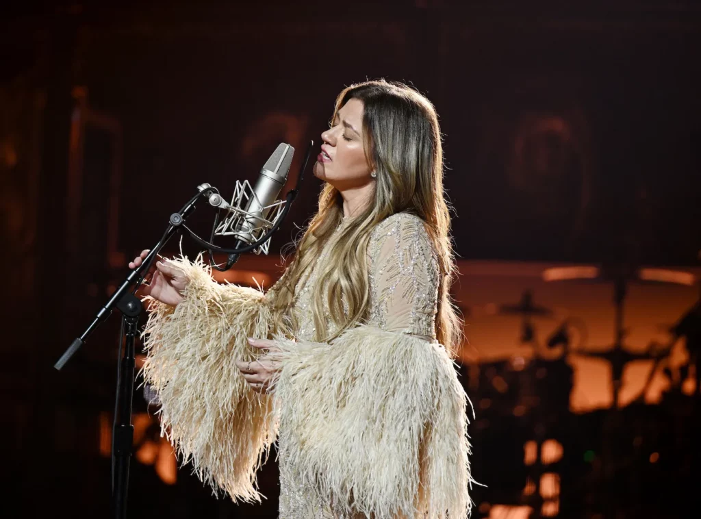 Kelly Clarkson Debuts New Hair and Career Move Amid Rumors She's 'Crumbling Under Pressure'