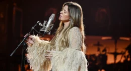 Kelly Clarkson Debuts New Hair and Career Move Amid Rumors She's 'Crumbling Under Pressure'