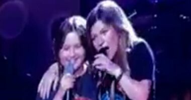 Kelly Clarkson's daughter melts hearts with surprise duet in Vegas