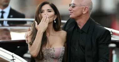 Lip Reader Catches Irritated Jeff Bezos Saying How 'Appalled' He Is by Adoring Fans as Lauren Sánchez Blows Them Kisses