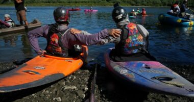 Native American teens kayak major US river to celebrate removal of dams and return of salmon