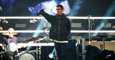 Oasis fans divided after spotting Noel's 'dig' at Liam during tour kick-off