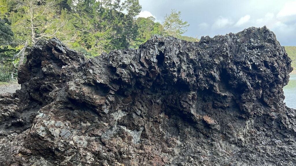 People alarmed as mom asks 'find my daughter' in scenic rock photo... can you spot her in 20 seconds?