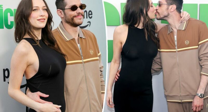 Pete Davidson’s pregnant girlfriend, Elsie Hewitt, shows off baby bump on ‘Pickup’ red carpet